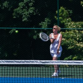 playing-tennis
